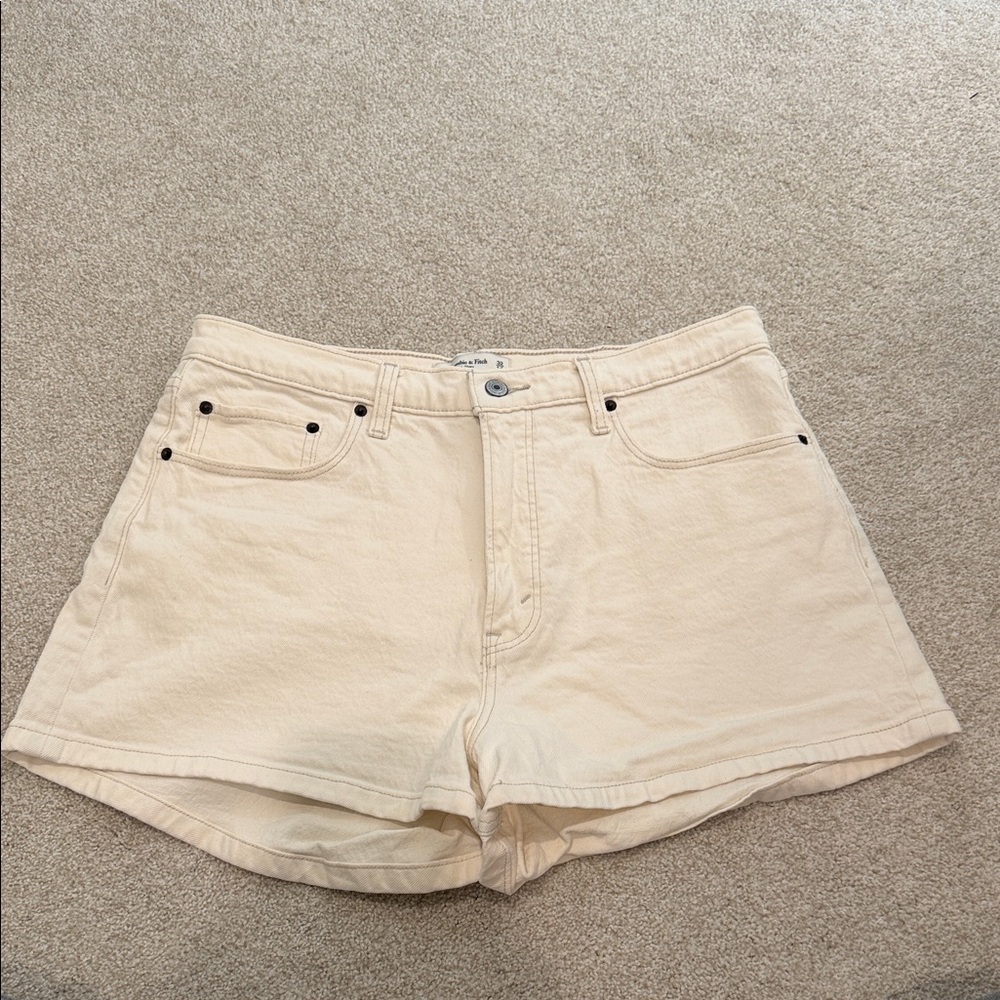 Abercrombie and fitch The mom short Curve love cream color